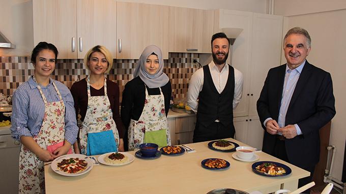 'Yemekte Kim Var?' programının ilk konuğu Muzaffer Elmas oldu