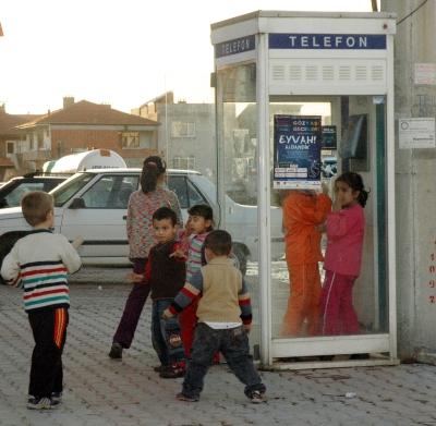 Telefon Kulübeleri Çocukların Oyun Alanı Oldu