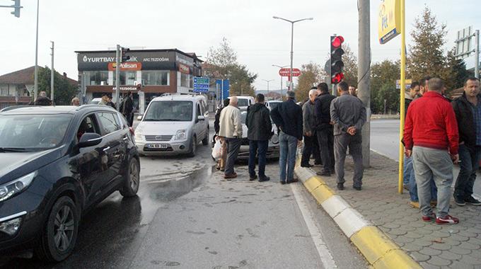 Hendek'te otomobil ile panelvan çarpıştı!