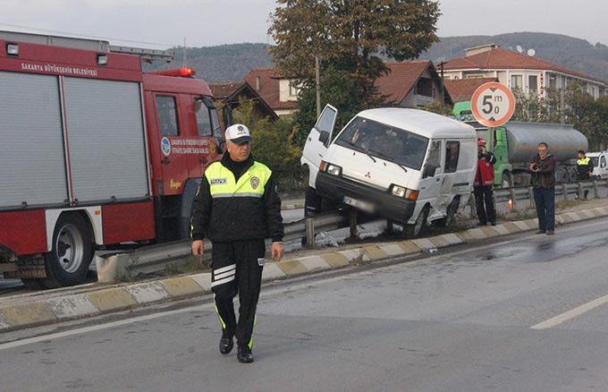 Hendek'te otomobil ile panelvan çarpıştı!