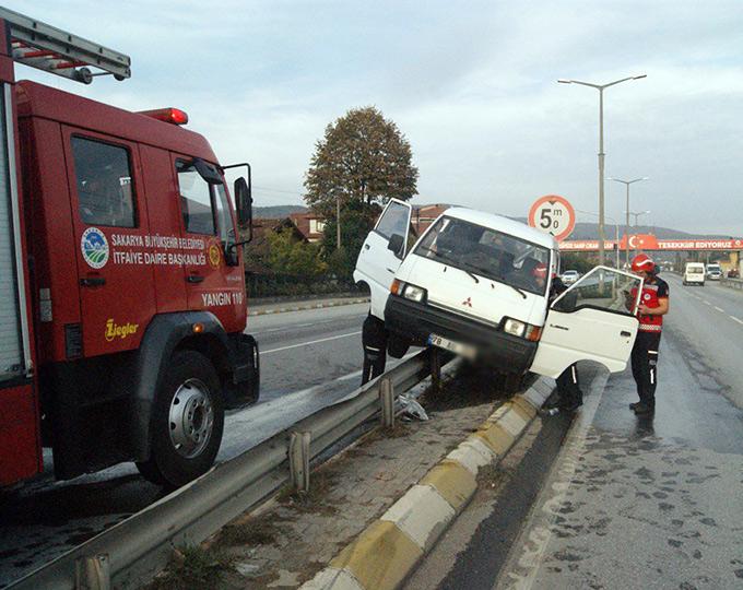 Hendek'te otomobil ile panelvan çarpıştı!