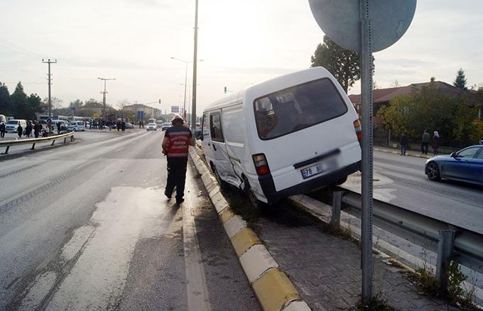 Hendek'te otomobil ile panelvan çarpıştı!