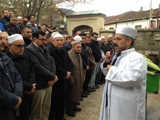 Babasının cenaze namazını kıldırdı