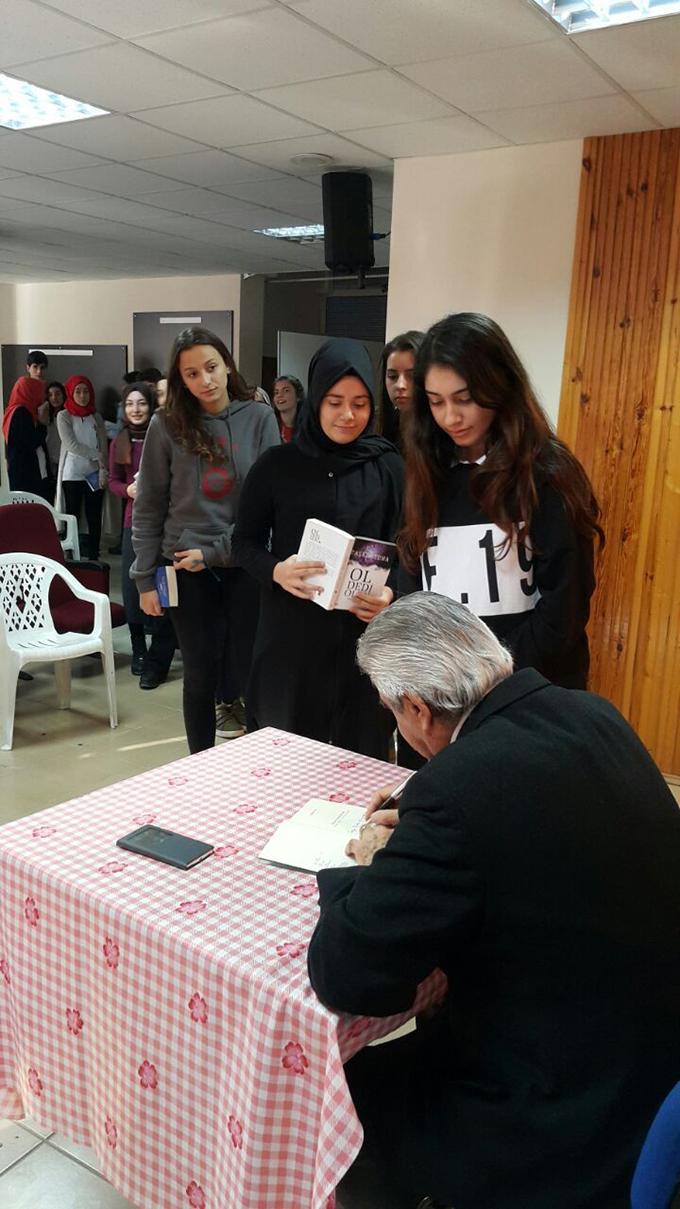 Yazar Taşkın Tuna, okurlarla bir araya geldi