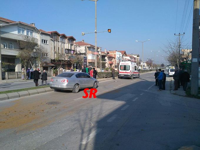 Bisikletiyle ara yoldan çıkan adama otomobil çarptı!