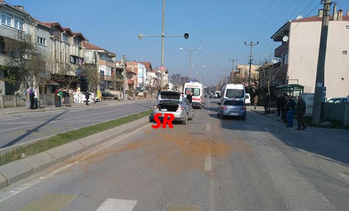 Bisikletiyle ara yoldan çıkan adama otomobil çarptı!