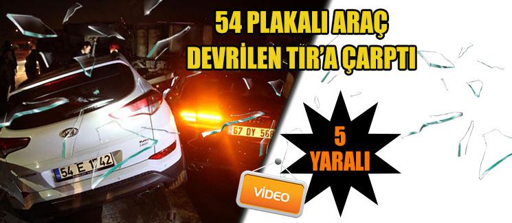 54 plakalı araç, devrilen TIR'a çarptı