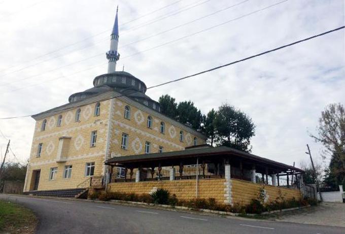 Caminin altına bin kitaplı kütüphane yapıldı