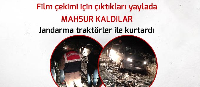 Araçları kara saplanan 5 kişiyi jandarma kurtardı