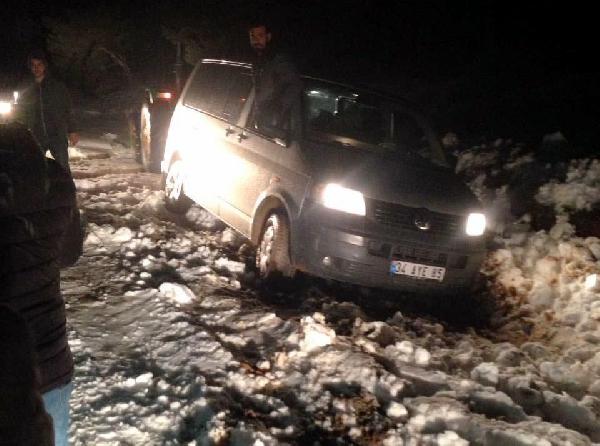 Araçları kara saplanan 5 kişiyi jandarma kurtardı