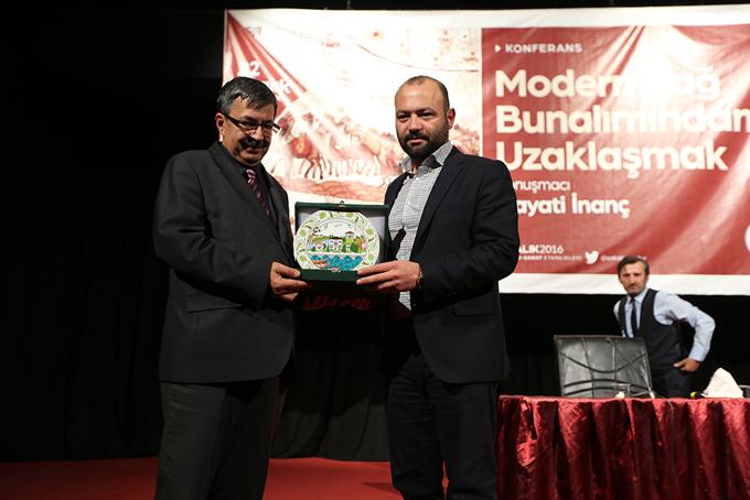 ''Başına müsibet geliyorsa üzerinde toz vardır''