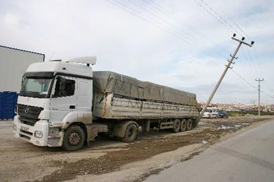 Geri Manevra Yapan Tır, Beton Elektrik Direğine Çarptı