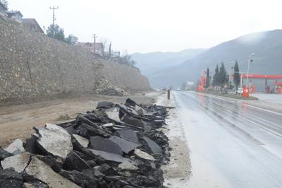 Geyve'de Heyelan Tehlikesi: İstinat Duvarı Yıkıldı