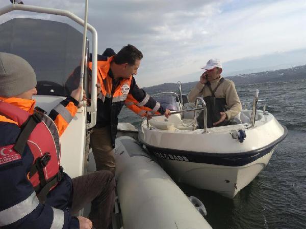 Göle sürüklenen teknesini kurtarmak isterken mahsur kaldı