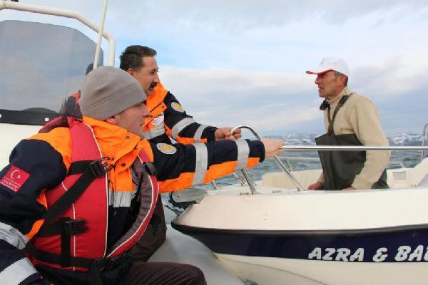 Göle sürüklenen teknesini kurtarmak isterken mahsur kaldı