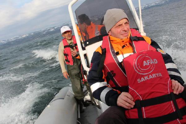 Göle sürüklenen teknesini kurtarmak isterken mahsur kaldı