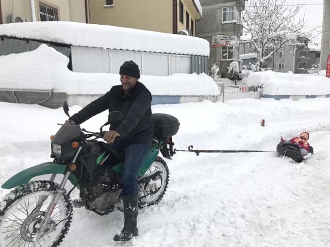 Karın keyfini şambrelle çıkardılar