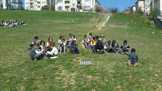 Çimenlere serilip kitap okudular