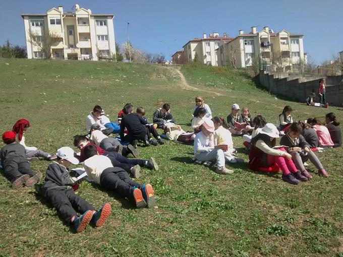 Çimenlere serilip kitap okudular