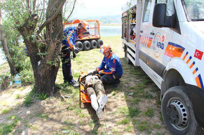 Aracıyla suya düşen sürücüyü kurtardılar