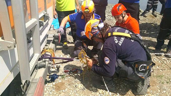 Aracıyla suya düşen sürücüyü kurtardılar