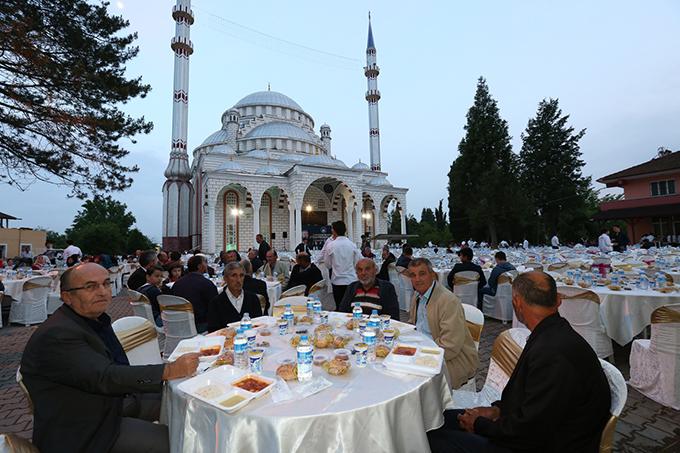 Adapazarı'nda ikinci halk iftarı Dernekkırında yapıldı