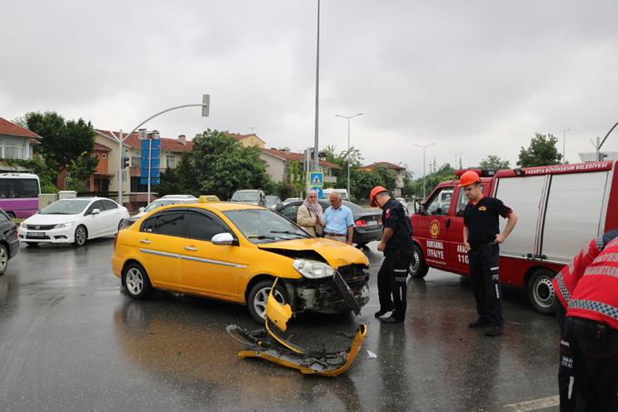 Otomobil ile taksi geçitte çarpıştı