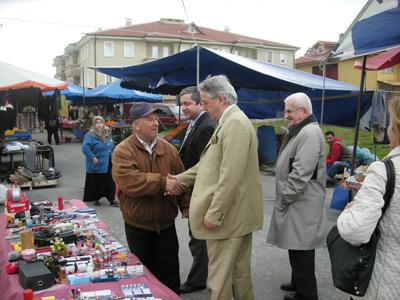 <font size="2"><font face="Arial"><strong>Hummalı Bir &Ccedil;alışma&nbsp;</strong><br />&nbsp;<br />B&uuml;y&uuml;kşehir Belediyesi Başkan Adayı Fahri Şen; <font color="#333399">şehir merkez mahallelerinde ne var ise bizim başkanlığımızda sizlerde de o olacak s&ouml;z&uuml; karşısında ayrılma kararlılıklarını se&ccedil;im sonunda &ccedil;ıkacak duruma g&ouml;re tekrar g&ouml;zden ge&ccedil;irme kararı aldılar. </font></font></font><font size="2"><font face="Arial"><font color="#000000">Kendisine g&ouml;sterilen bu g&uuml;ven karşısında Fahri Şen yeni mahallelere yapılacak t&uuml;m projeler i&ccedil;in hummalı bir &ccedil;alışma i&ccedil;erisinde olduklarını belirtti.</font></font></font>