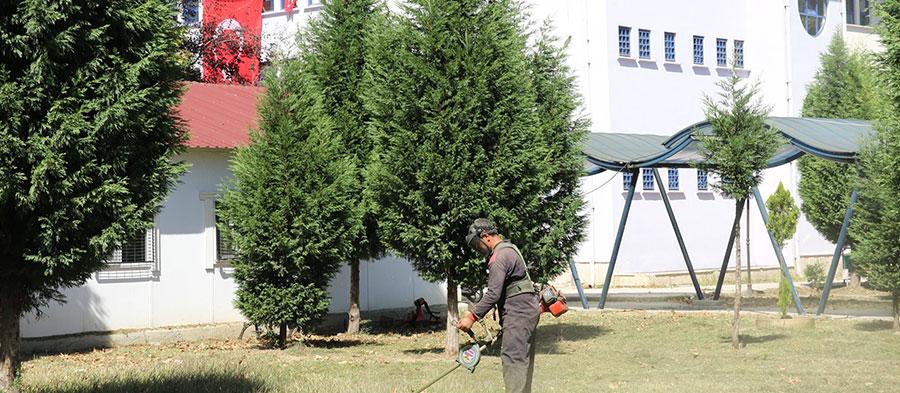 Okul bahçeleri temizleniyor