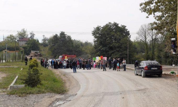 Yolu kapatıp eylem yaptılar