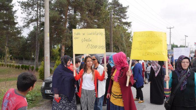 Yolu kapatıp eylem yaptılar