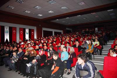 'Deliler Boşandı' Adlı Tiyatro Oyunu Sahnelendi