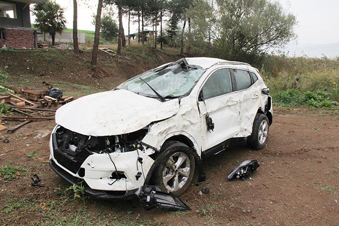 TIR devrildi, lüks araçlar hurdaya döndü