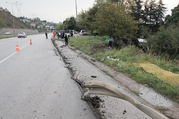 TIR devrildi, lüks araçlar hurdaya döndü