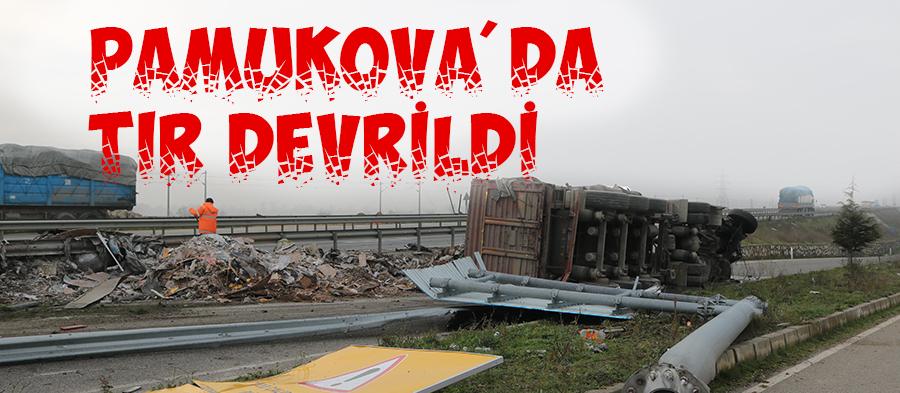 Pamukova'da TIR devrildi