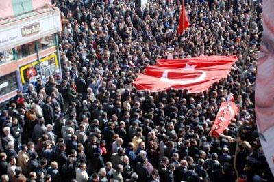 <p><font face="arial,helvetica,sans-serif" size="2">Canezelerin camiye getirilişi sırasında Atat&uuml;rk Caddesi ve camiye a&ccedil;ılan yan sokaklar insan seline sahne oldu. Tabutlar tekbirler eşliğinde cami avlusuna getirilerek yan yana musalla taşına konuldu. Cenaze namazına Sivas Valisi Veysal Dalmaz, AKP Sivas Milletvekili Mustafa A&ccedil;ıkalın, Devlet eski Bakanı Abd&uuml;llatif Şener, BBP Genel Sekreteri Yal&ccedil;ın Top&ccedil;u, d&uuml;nk&uuml; se&ccedil;imde Sivas Belediye Başkanı se&ccedil;ilen BBP adayı Doğan &Uuml;rg&uuml;p, partinin genel merkez ve &ccedil;evre il ve il&ccedil;e y&ouml;neticileri de geldi.<br /><br />İkindi namazının ardından cenaze namazını Sivas M&uuml;ft&uuml;s&uuml; Mustafa Balık kıldırdı. Kazada yaşamını yitiren Muhsin Yazıcıoğlu ve arkadaşlarının Allah katında şehit olduklarını s&ouml;yleyen m&uuml;ft&uuml; Mustafa Balık\'tan sonra Sivas Valisi Veysel Dalmaz da kısa bir konuşma yaptı. Vali Dalmaz, Sivas&rsquo;ın yiğit evlatlarını kaybetmenin derin &uuml;z&uuml;nt&uuml;s&uuml;n&uuml; yaşadıklarını belirterek,<font color="#003390"> &ldquo;Kor ateş y&uuml;reğimize d&uuml;şt&uuml;. Ama kader engellenemiyor. Biz kadere rıza g&ouml;steren bir milletiz. Bug&uuml;n Sivasımızın yiğit evlatlarını onun huzuruna g&ouml;nderiyoruz. Şimdi onların arkasından dua etme zamanıdır. Onların acısı y&uuml;reğimizi dağlamaktadır. Allah ilimize bir daha b&ouml;ylesi bir acı yaşatmasın. Mekanlarını cennet etsin.&rdquo;</font> dedi.<br /><br />Konuşmaların ardından hayatını kaybeden &Uuml;st&uuml;ndağ, Yancı ve &Ccedil;etinkaya i&ccedil;in ayrı ayrı cenaze namazı kılındı. 25 bin kişinin katıldığı cenaze namazına, &ccedil;evre binalarda balkonlarda bulunan vatandaşların da eşlik ettiği g&ouml;r&uuml;ld&uuml;. Cenaze namazlarının kılınmasından sonra M&uuml;ft&uuml; Balık, cemaatten her &uuml;&ccedil;&uuml; i&ccedil;in de helallik istedi. Daha sonra omuzlara alınan cenazeler, Dikilitaş kavşağına kadar partililer tarafından omuzlarda taşındı. Cenazelerin taşınması sırasında &ccedil;evrede bulunan vatandaşlar tabutları &ccedil;i&ccedil;ek yağmuruna tuttu. Ambulansa konulan cenazeler Yukarı Tekke Mezarlığı&rsquo;nda toqprağa verildi.<br /><br />Bu arada helikopter kazasında yaşamını yitiren ve cenazesi bug&uuml;n bulunan İhlas Haber Ajansı Sivas muhabiri İsmail G&uuml;neş de &ccedil;arşamba g&uuml;n&uuml; ikindi namazında Ulu Cami&rsquo;de kılınacak namazın ardından Yukarı Tekke Mezarlığı&rsquo;nda toprağa verilecek.</font></p>