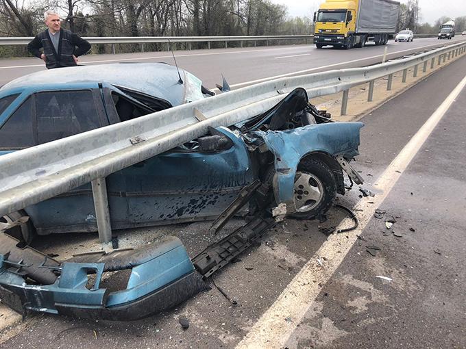 Bariyerlere saplanan otomobilden sağ çıktı