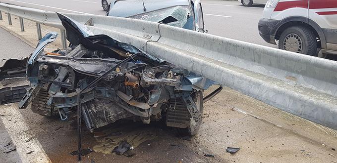 Bariyerlere saplanan otomobilden sağ çıktı