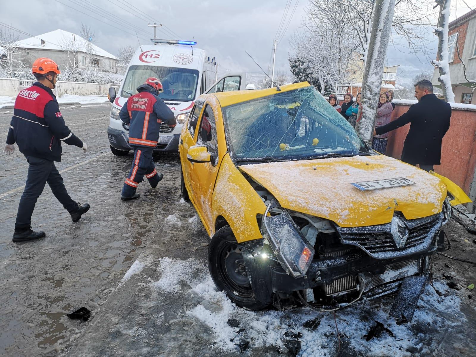 Ticari taksi direğe çarptı: 3 yaralı