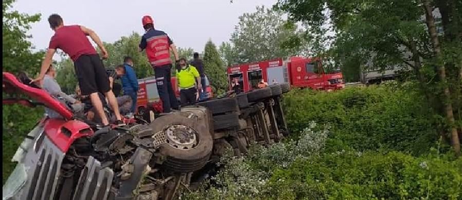 Akyazı'da TIR şarampole uçtu: 1 yaralı