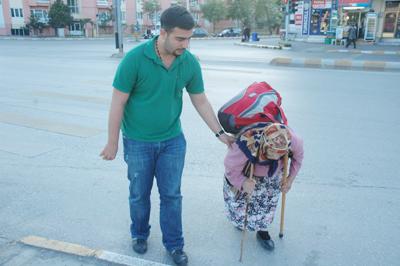 Evini Kaybeden Yaşlı Kadına Polis Ekipleri Sahip Çıktı