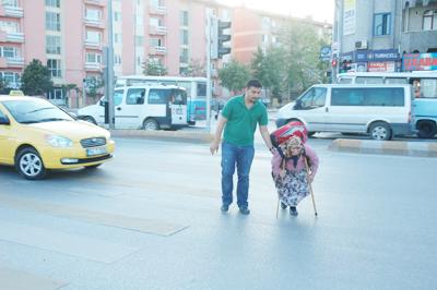 Evini Kaybeden Yaşlı Kadına Polis Ekipleri Sahip Çıktı