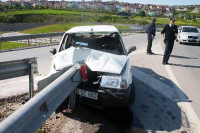 Otomobil Bariyerlere Girdi; 1'i Ağır 5 Yaralı   