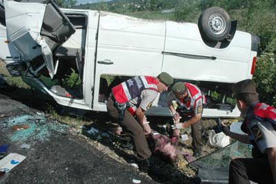 Midibüs Otomobille Çarpıştı: 2 Ölü, 14 Yaralı