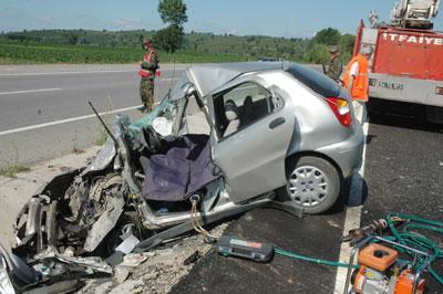 Midibüs Otomobille Çarpıştı: 2 Ölü, 14 Yaralı