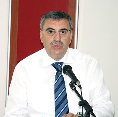 <font face="Arial" size="2" color="#000000"><strong>Stratejik Planı &Ouml;nemsiyoruz</strong></font> <p><font face="Arial" size="2">Başkan Zeki To&ccedil;oğlu, kentlilik bilincinin geliştirilmesi gerektiğini ve kente herkesin sahip &ccedil;ıkmasını gerektiğini de dile getirdi. Başkan To&ccedil;oğlu s&ouml;zlerini ş&ouml;yle s&uuml;rd&uuml;rd&uuml;:<font color="#333399"> &ldquo;&Ccedil;ağdaş y&ouml;netimin bir aracı olarak stratejik planı &ouml;nemsiyoruz. Stratejik planın ger&ccedil;ekten işe yaraması i&ccedil;in sizlerin g&ouml;r&uuml;ş&uuml;ne &ouml;nem veriyoruz. Stratejik planın i&ccedil;selleştirilmesi i&ccedil;in &ccedil;aba sarf ediyoruz. Etkin, dakik, kaliteli, şeffaf, hesap verebilen ve katılımcı bir belediye inşa etme konusunda hepinizin katkısını bekliyoruz&rdquo;.</font>&nbsp;<br /><br />Başkan Zeki To&ccedil;oğlu&rsquo;nun ardından Sakarya &Uuml;niversitesi &Ouml;ğretim &Uuml;yesi ve B&uuml;y&uuml;kşehir Belediyesi Stratejik Plan Koordinat&ouml;r&uuml; Prof. Dr. Musa Eken &ccedil;alışma hakkında detaylı bilgiler verdi. Slayt g&ouml;sterisi eşliğinde &ccedil;alışma hakkında bilgiler veren Musa Eken, mevcut durum analiz taslağının hazır olduğunu, paydaş analizin devam ettiğini, stratejik ama&ccedil; ve hedefler taslağının hazır olduğunu ve en sonunda performans programının hazırlanacağını belirtti.&nbsp; </font></p>