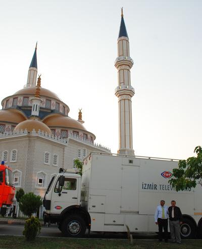 <strong><font face="Arial" size="2">ELLER SEMAYA A&Ccedil;ILDI</font></strong> <p><font face="Arial" size="2">Karaman 17 Ağustos Camii&rsquo;nin i&ccedil;i ve dışının tıklım tıklım dolduğu ve yollara kadar dolan cemaatin yer aldığı &ouml;zel programda; Diyanet İşleri Başkanlığı İlahi Grubu aralarda s&ouml;ylediği kasideleriyle, programa ayrı bir renk kattı. <br /><br />T&uuml;rkiye&rsquo;nin se&ccedil;kin mevlithanlarının yer aldığı canlı yayın &ouml;zel programında sırasıyla; D.İ.B. Mushaflar İnceleme Kurulu &Uuml;yesi Davut Kaya &ldquo;Kur&rsquo;an-ı Kerem&rdquo;, Bursa İlahiyat Fak&uuml;ltesi Camii İmam-Hatibi Mahmut Şevket &Ouml;zt&uuml;rk &ldquo;Tevhit Bahri&rdquo;, Ankara Kocatepe Camii İmam-Hatibi Nurettin Okumuş &ldquo;Veladet Bahri&rdquo;, İstanbul B&uuml;y&uuml;k Piyale Paşa Camii İmam-Hatibi İshak Danış &ldquo;Kur&rsquo;an-ı Kerim&rdquo;, A.&Uuml;. İlahiyat Fak&uuml;ltesi &Ouml;ğretim G&ouml;revlisi Fatih Koca &ldquo;Merhaba Bahri&rdquo;, İdari ve Mali İşler Dairesi Memuru &ldquo;Mirac ve M&uuml;nacaat&rdquo; ve Bursa Ulu Camii İmam-Hatibi Tahsin Karanfil &ldquo;Kur&rsquo;an-ı Kerim&rdquo; okudu. Program; Diyanet İşleri Başkanlığı Din Hizmetleri Dairesi Başkanı Mehmet Bekaroğlu&rsquo;nun yaptırdığı dua ile sona erdi.</font></p>