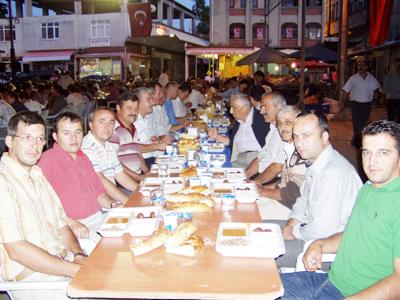 Geyve Belediye Başkanı Murat Kaya, İlk Yemeğini Verdi