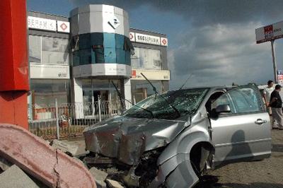 Dikkatsiz Sürücü, İş Yeri Tabelasına Çarptı