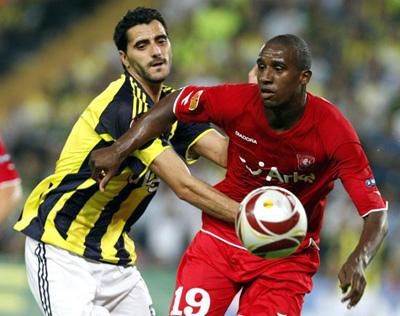 <p><font face="arial,helvetica,sans-serif" size="2"><strong>40.Dakika:</strong> Fenerbah&ccedil;e'de Dos Santos rakibine yaptığı m&uuml;dahele sonucunda Sarı Kart g&ouml;rd&uuml;.</font></p><p><font face="arial,helvetica,sans-serif" size="2"><strong>39.Dakika:</strong> Twente'de Perez sol kanattan korner kullandı, ceza sahasına ortaladı, Douglas kafayı vurdu ve top yandan auta &ccedil;ıktı.</font></p><p><font face="arial,helvetica,sans-serif" size="2"><strong>34.Dakika:</strong> Fenerbah&ccedil;e'de Carlos kaleye yaklaşık 35 metreden serbest vuruş kullandı, direk kaleye sert vurdu ama top kaleci Boschker'de kaldı.</font></p><p><font face="arial,helvetica,sans-serif" size="2"><strong>32.Dakika:</strong> Fenerbah&ccedil;e atağında Kazım ceza sahası dışından kaleye sert vurdu ama top &uuml;stten auta &ccedil;ıktı.</font></p><p><font face="arial,helvetica,sans-serif" size="2"><strong>31.Dakika:</strong> Fenerbah&ccedil;e bu kez sol kanattan Alex'le kornere g&ouml;nderdi. Alex &ouml;n direğe ortaladı ama savunmada Nkufo topu kafayla uzaklaştırdı.</font></p>